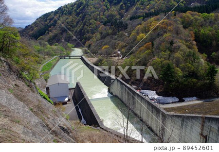 山形県飯豊町西置賜郡高峰・5月初旬の白川ダム 89452601