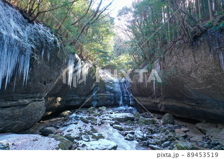 愛媛県東温市　冬の滑川渓谷 89453519