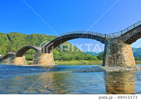 【山口県】快晴下の錦帯橋と岩国城 【山口県】快晴下の錦帯橋と岩国城 89453573