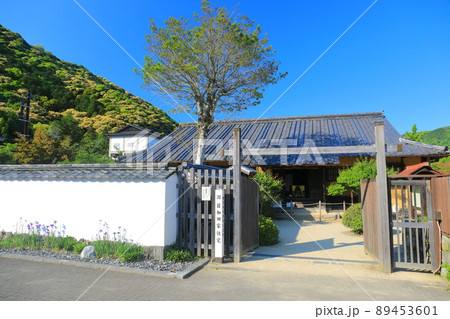【山口県】快晴下の吉香公園（旧 目加田家住宅） 89453601