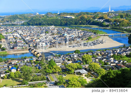 【山口県】岩国城から見た錦帯橋と岩国市街地 【山口県】岩国城から見た錦帯橋と岩国市街地 89453604