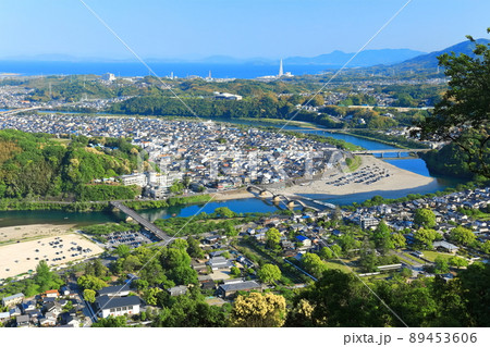 【山口県】岩国城から見た錦帯橋と岩国市街地 【山口県】岩国城から見た錦帯橋と岩国市街地 89453606