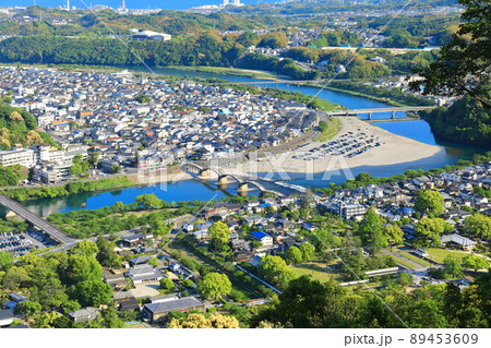 【山口県】岩国城から見た錦帯橋の眺め 89453609