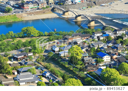 【山口県】岩国城から見た錦帯橋の眺め 89453627