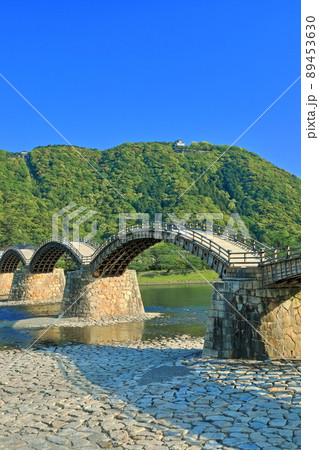 【山口県】快晴下の錦帯橋と岩国城 【山口県】快晴下の錦帯橋と岩国城 89453630
