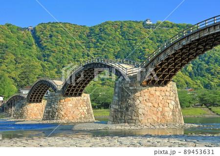 【山口県】快晴下の錦帯橋と岩国城 【山口県】快晴下の錦帯橋と岩国城 89453631