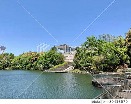 青空に映える新緑の岡崎市美術博物館と恩賜池［岡崎市中央総合公園/愛知県岡崎市］ 89453679