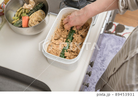 【塩をまぶして糠床に入れる　キュウリ】 89453931