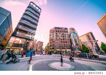 日本の東京都市景観 大塚駅前が大変身ー。リニューアルされた大塚駅北口駅前広場などを望む 89453941