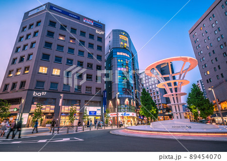 日本の東京都市景観 大塚駅前が大変身ー。リニューアルされた大塚駅北口駅前広場などを望む 89454070