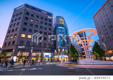 日本の東京都市景観 大塚駅前が大変身ー。リニューアルされた大塚駅北口駅前広場などを望む 89454071