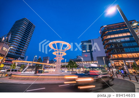 日本の東京都市景観 大塚駅前が大変身ー。リニューアルされた大塚駅北口駅前広場などを望む 89454635