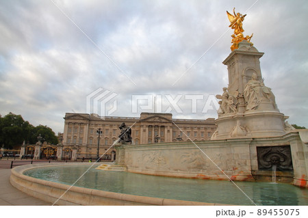 イギリスロンドン　広場のモニュメントとバッキンガム宮殿 89455075