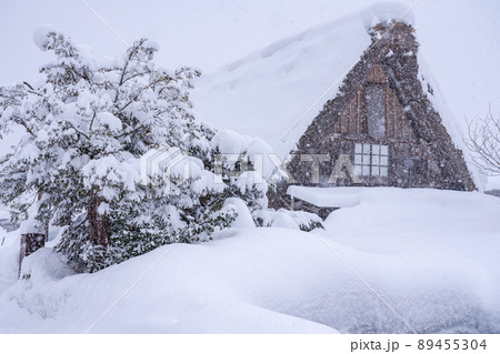 《岐阜県》積雪の白川郷・冬の合掌造り集落 89455304
