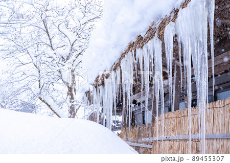 《岐阜県》積雪の白川郷・冬の合掌造り集落 89455307