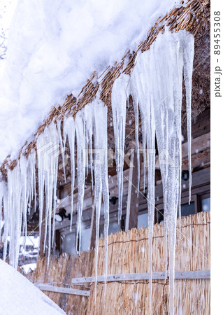 《岐阜県》積雪の白川郷・冬の合掌造り集落 89455308
