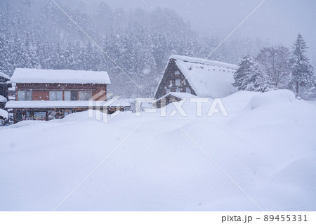 《岐阜県》積雪の白川郷・冬の合掌造り集落 89455331