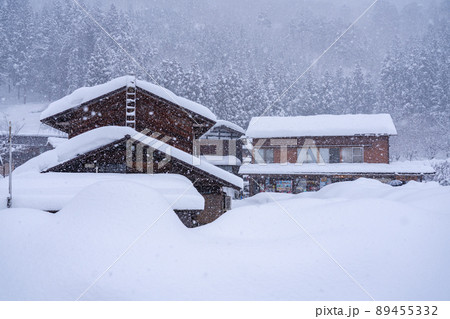 《岐阜県》積雪の白川郷・冬の合掌造り集落 89455332