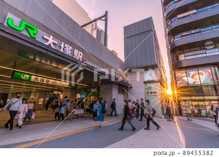 日本の東京都市景観 大塚駅（北口）や美しい太陽光。大塚駅北口駅前広場がリニューアル 89455382
