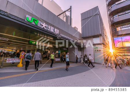 日本の東京都市景観 大塚駅(北口)や美しい太陽光。大塚駅北口駅前広場がリニューアル 日本の東京都市景観 大塚駅(北口)や美しい太陽光。大塚駅北口駅前広場がリニューアル 89455385