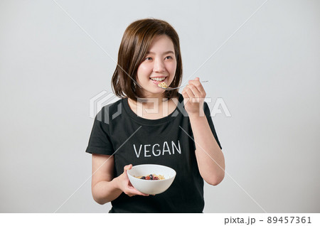 オートミールを食べる若いヴィーガン女性 89457361