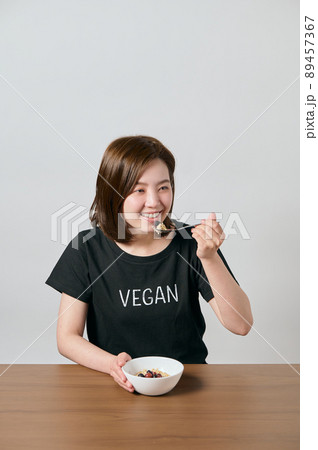 オートミールを食べる若いヴィーガン女性 89457367