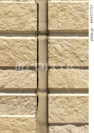 劣化で剥がれてきた外壁のコーキング 89457757