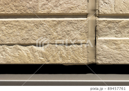 劣化で剥がれてきた外壁のコーキング 89457761