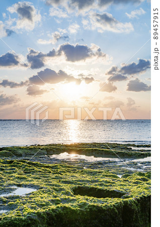 沖縄　ニライビーチの夕景 89457915