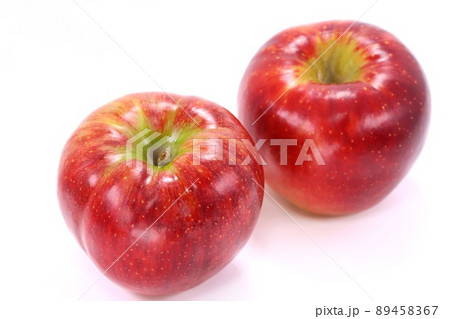 あきばえ　秋映　赤いリンゴ　丸ごと　2個　明るい背景 89458367