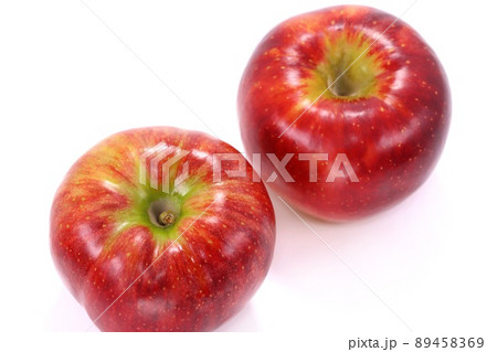あきばえ　秋映　赤いリンゴ　丸ごと　2個　明るい背景 89458369