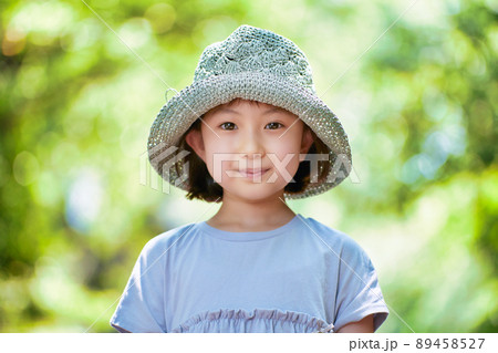 麦わら帽子を被った女の子 の写真素材