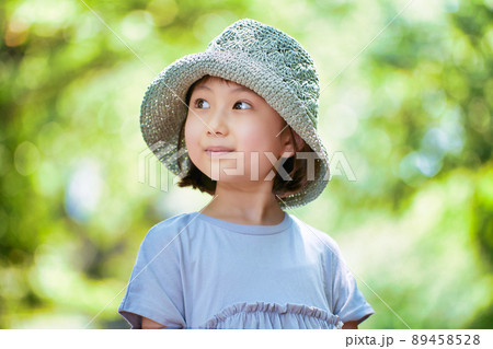 麦わら帽子を被った女の子　 89458528