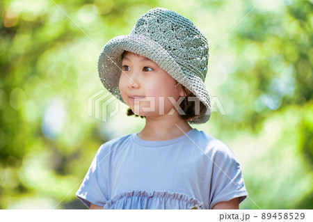 麦わら帽子を被った女の子　 89458529