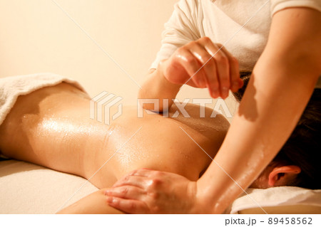 アロマオイルマッサージ施術を受けるお客様【肩こり解消】 アロマオイルマッサージ施術を受けるお客様【肩こり解消】 89458562