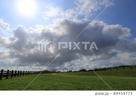 青空と白い雲 89459775