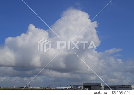 青空と白い雲 89459776