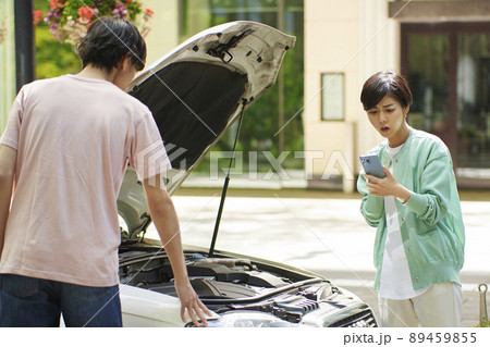 車の故障で電話をする若い女性 89459855
