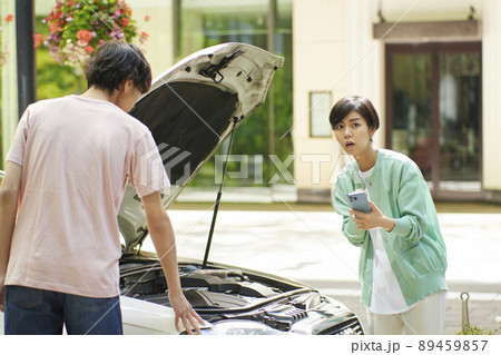 車の故障で電話をする若い女性 89459857