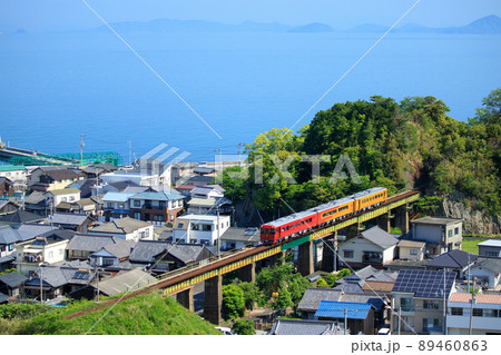 青い伊予灘と観光列車「伊予灘ものがたり」（二代目） 89460863