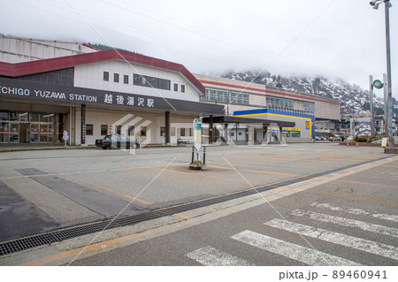越後湯沢駅　東口ロータリー　駅前風景　早春の季節　 89460941