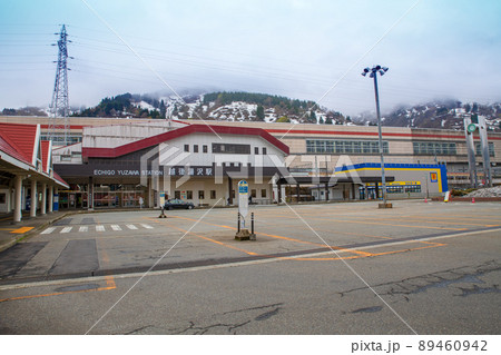 越後湯沢駅　東口ロータリー　駅前風景　早春の季節　 89460942