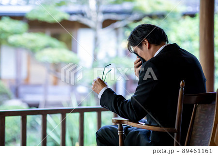 お葬式で泣く中年男性 お葬式で泣く中年男性 89461161