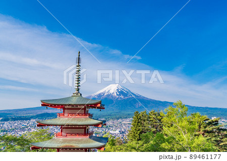 （山梨県）日本の美、新緑の新倉山浅間公園・忠霊塔と富士山 89461177