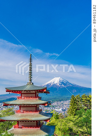 （山梨県）日本の美、新緑の新倉山浅間公園・忠霊塔と富士山 89461182