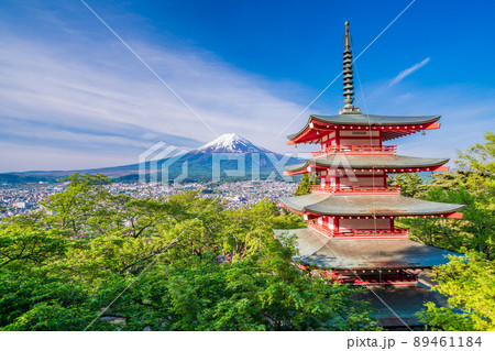 （山梨県）日本の美、新緑の新倉山浅間公園・忠霊塔と富士山 89461184