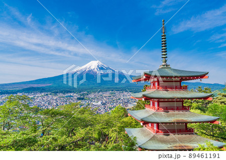 （山梨県）日本の美、新緑の新倉山浅間公園・忠霊塔と富士山 89461191