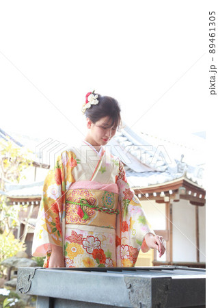 淡い色の振袖姿の新成人女性、成人式の成人振袖撮影、和装のロケーション撮影 89461305