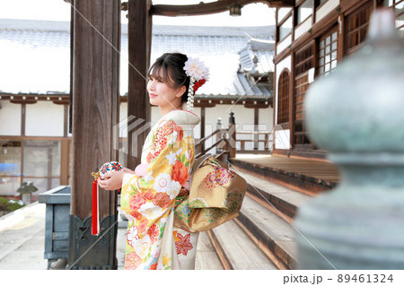 淡い色の振袖姿の新成人女性、成人式の成人振袖撮影、和装のロケーション撮影 89461324