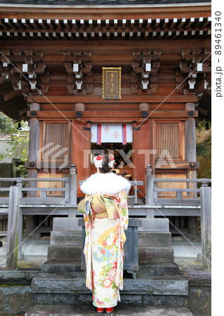 淡い色の振袖姿の新成人女性、成人式の成人振袖撮影、和装のロケーション撮影 89461340